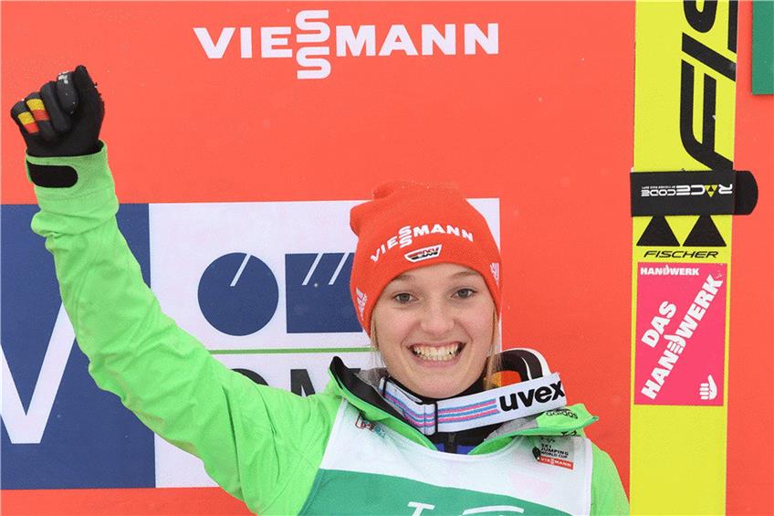 Katharina Althaus freut sich über Platz drei. Foto: Getty Images