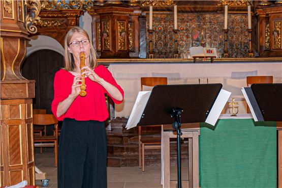 Katrin Steinke (links) und Julika Lorenz begeisterten beim Konzert in der Johanniskirche von Kloster Kirchberg. Bild: Margita Manz