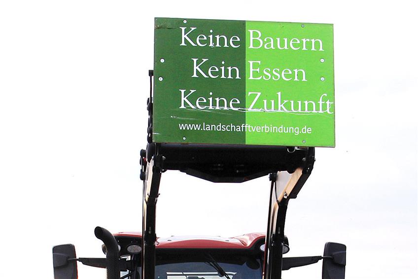 „Keine Bauern. Kein Essen. Keine Zukunft“ stand auf einem derProtestschilder an einem Bulldog.