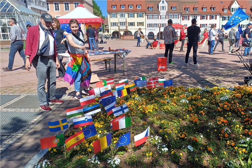 Kennen Sie Europa? Flaggenspezialistin Philippa hilft gern weiter. Bild: Manuel Fuchs
