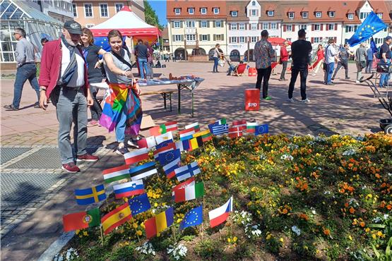 Kennen Sie Europa? Flaggenspezialistin Philippa hilft gern weiter. Bild: Manuel Fuchs