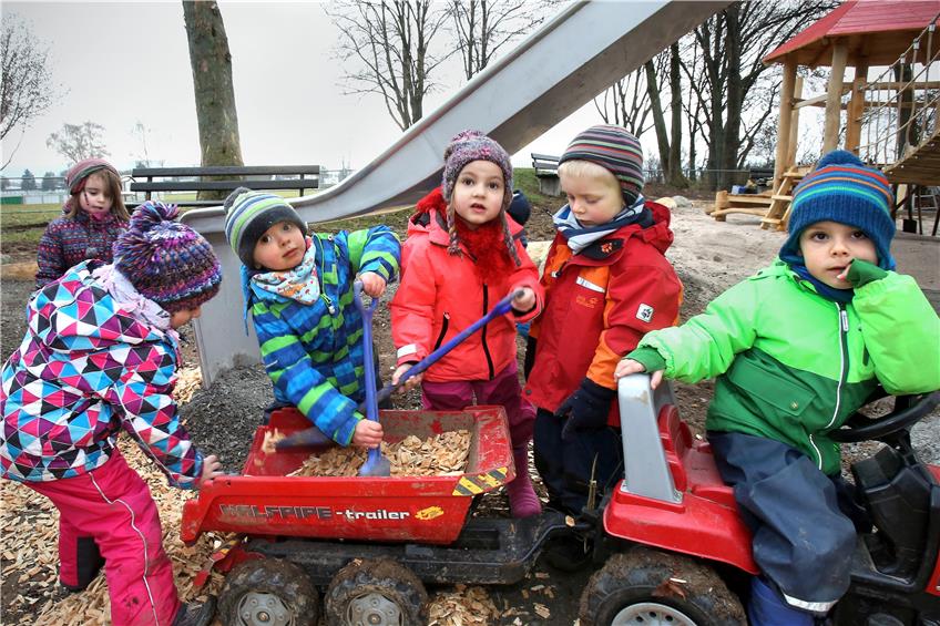 Kindergartenkinder verteilten Holzschnitzel auf dem renovierten Spielplatz in Hirschau. Bild: Sommer