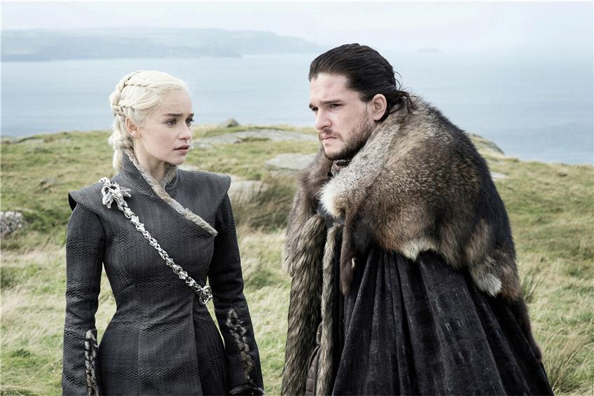 Kit Harington als Jon Schnee und Emilia Clarke als Daenerys Targaryen in einer Folge der siebten Staffel der Serie „Games of Thrones“. Foto: Helen Sloan/HBO/SKY/dpa