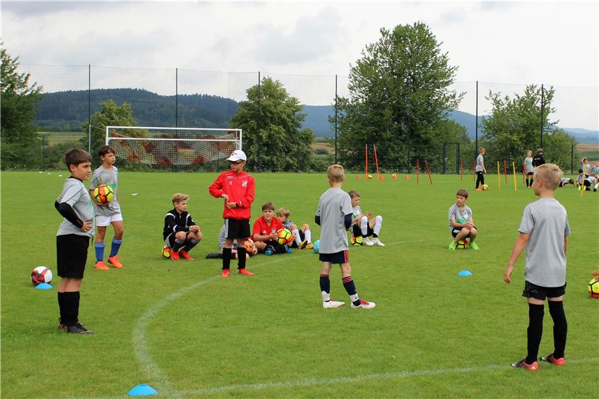 Klare Ansagen vom Trainer Frank Müller gehörten zum Trainingscamp der Schwarzwälder Fußballakademie dazu. Bilder: Herold Schwind