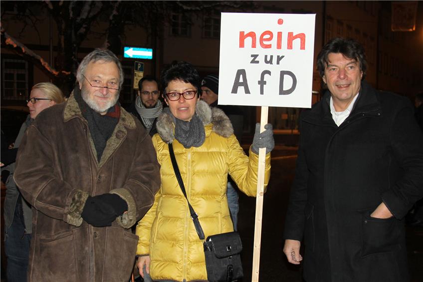 Klares Statement: Max Burger (Bündnis 90/Die Grünen, links) und Linken-Landtagskandidat Stefan Dreher positionierten sich neben einer Teilnehmerin der Mahnwache, die ein Plakat mit der Aufschrift „Nein zur AfD“ mitgebracht hatte.