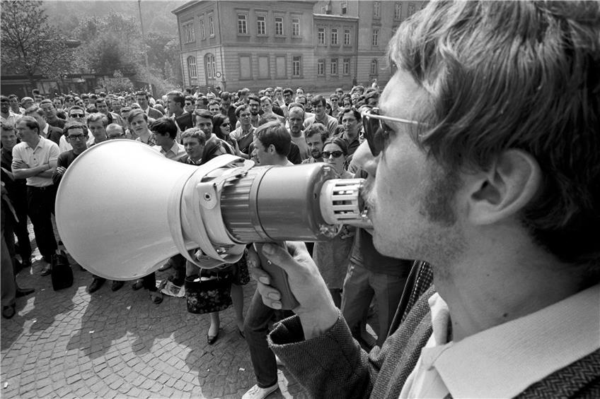 Klaus Behnken „megaphoniert“ , dieses Verb kreierte Richter Alfred Haile in der Verhandlung. Das Bild entstand beim Studentenstreik im Mai 68 vor der Neuen Aula. Archivbild: Grohe