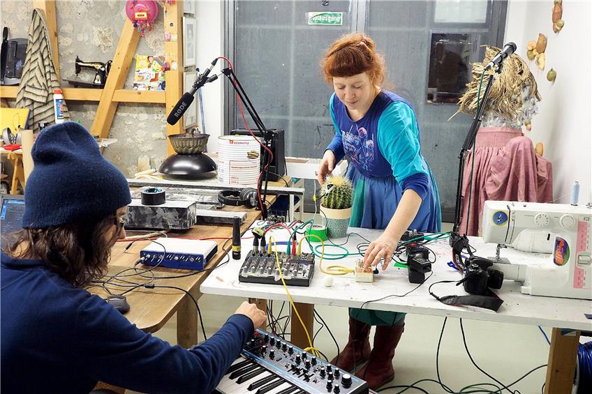 Klaus Dietl (am Sythesizer) und Stephanie Müller haben im Horber Künstleraus ein Klangstudio eingerichtet. Bild: Karl-Heinz Kuball