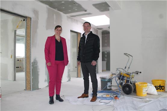 Klaus Mack (rechts) schaut sich mit Bürgermeisterin Annick Grassi den Baufortschritt im neuen zentralen Rathaus in Waldachtal an. Bild: Büro Mack