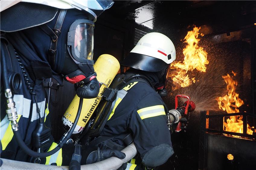 Knapp 400 Grad Celsius herrschen im Container, so können die Feuerwehrleute unter realistischen Bedingungen üben.Bilder: Karl-Heinz Kuball