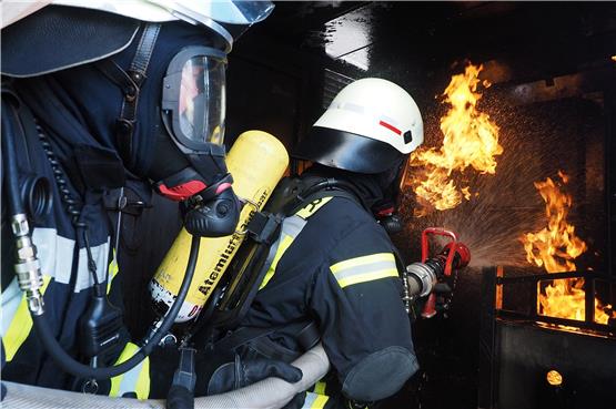 Knapp 400 Grad Celsius herrschen im Container, so können die Feuerwehrleute unter realistischen Bedingungen üben.Bilder: Karl-Heinz Kuball