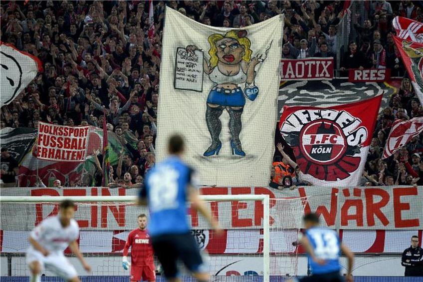 Kölner Fans halten ein beleidigendes Plakat in die Höhe. Foto: Jonas Güttler/Archiv dpa/lsw