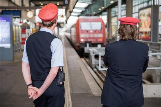Könnten dringend weitere Kollegen brauchen: zwei Mitarbeiter der Deutschen Bahn am Stuttgarter Hauptbahnhof. Wegen hohen Personalbedarfs startet die Bahn in diesem Jahr eine Einstellungsoffensive. Foto: Wolfram Kastl/dpa