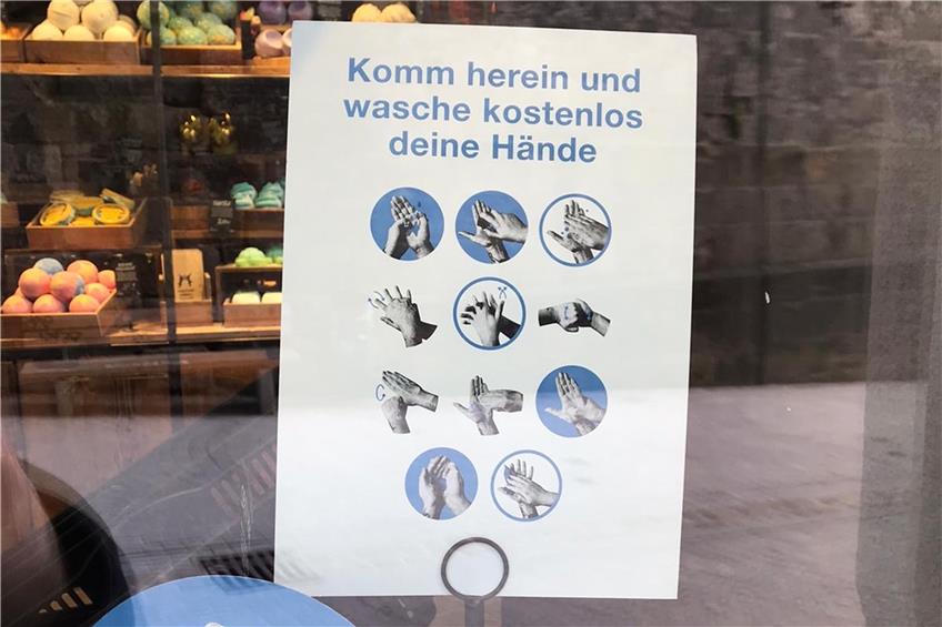 Kostenloses Händewaschen beim Seifenhändler in der Tübinger Neckargasse. Bild: Moritz Hagemann