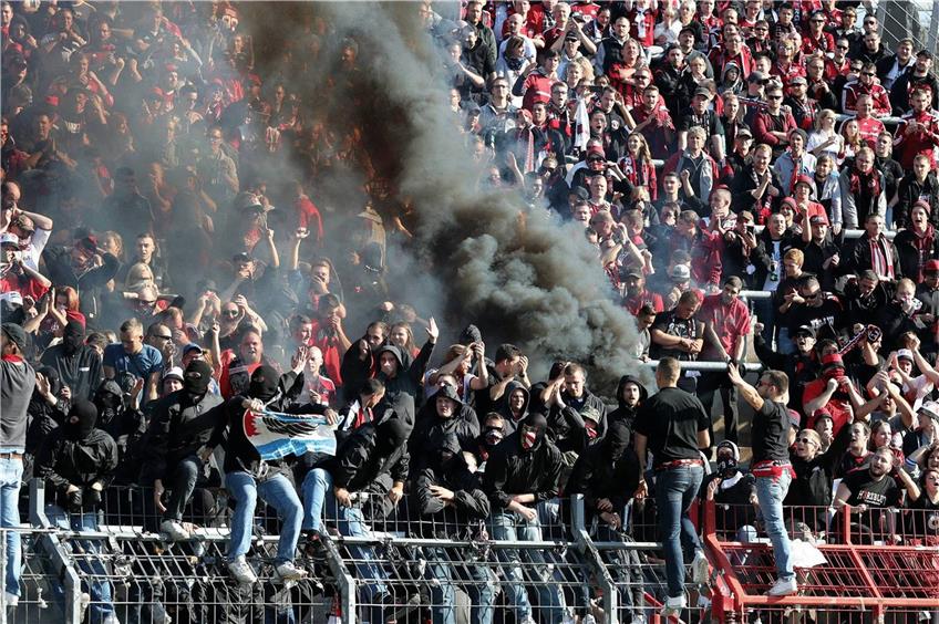 Krawall beim letzten KSC-Heimspiel: Ultras des 1. FC Nürnberg lösten den Tumult der beiden Fanlager aus, der zur Unterbrechung der Partie führte. Verhaftet wurden danach zwei Karlsruhe-Anhänger. Foto: Imago