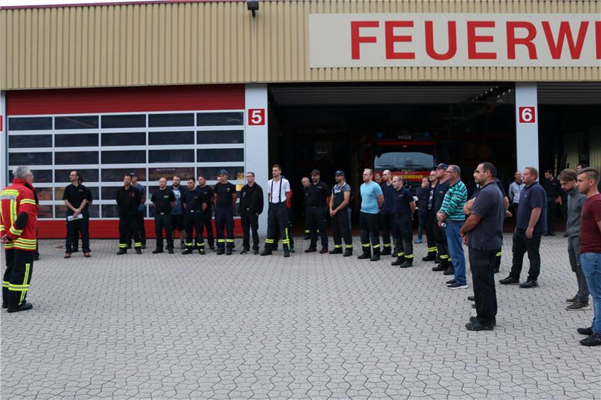 Kreisbrandmeister Frank Jahraus (links) erteilte den Einsatzauftrag und instruierte 26 Helfer über die aktuelle Situation im Katastrophengebiet. Bilder: Feuerwehr