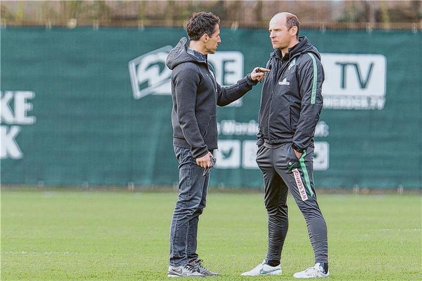 Krisengespräch: Bremens Geschäftsführer Thomas Eichin (l.) auf dem Trainingsplatz mit Viktor Skripnik. Foto: Nordphoto