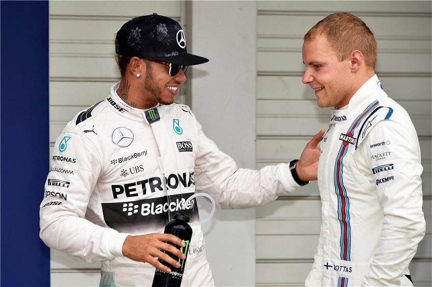 Künftig sind Lewis Hamilton und Valtteri Bottas Team-Rivalen bei Mercedes. Ob sie sich dann auch noch so freundlich begegnen? Foto: dpa