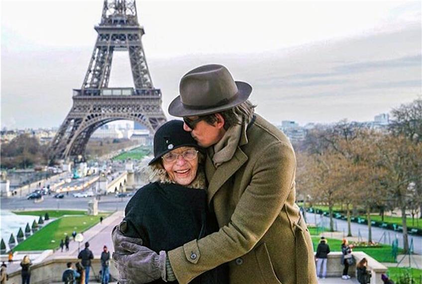 Küsschen für die Oma: Lukas Haas mit Ingrid Haas in Paris. Bild: privat