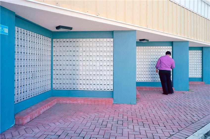 Kunst-Installationen: Briefkästen ohne Firmen im Steuerparadies der Cayman-Inseln (Ausschnitt). Foto: Paolo Woods/Gabriele Galimberti