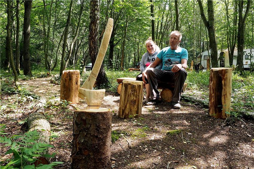 Kunst genießen, Energie tanken und sich der sinnierenden Kontemplation hingeben können die Besucher in Sailes Waldpark. Bilder: Karl-Heinz Kuball