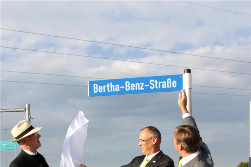 Landrat Wolf-Rüdiger Michel sowie die Bürgermeister Stefan Hammer (Vöhringen) und Gerd Hieber (Sulz, von links) enthüllen das Straßenschild.
