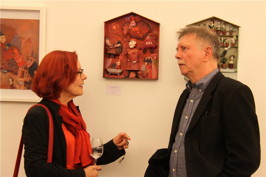 Laudatorin Irene Ferchl unterhält sich bei der Vernissage mit Werner Lehmann über dessen „Wunderkammern“.Bilder: Cristina Priotto