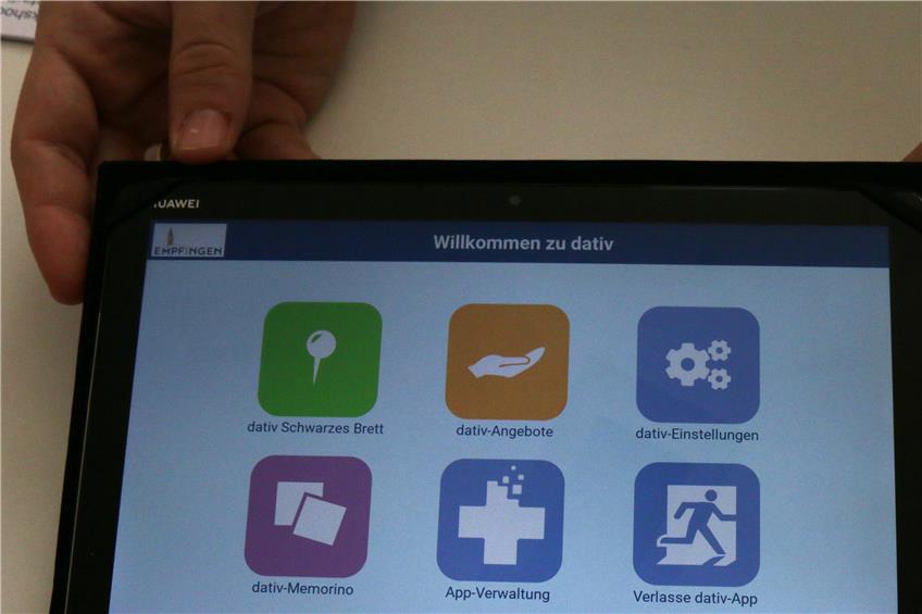 Leih-Tablet mit Senioren-App und extragroßen Icon-Bedienfeldern.