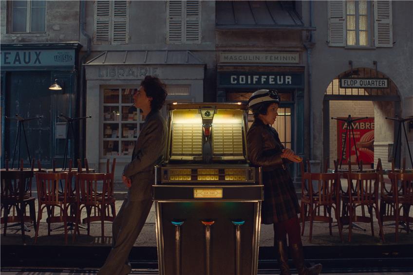 Liebe in Paris: Timothée Chalamet (l.) als Zeffirelli und Lyna Khoudri als Juliette   Foto: The Walt Disney Company Germany/dpa