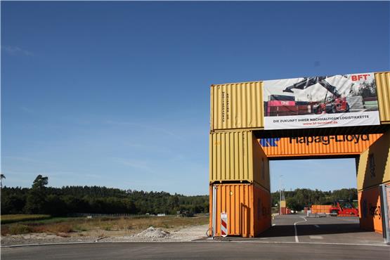 Links neben dem Black Forest Terminal, dem Container-Umschlaggelände Straße/Schiene im Horber Industriegebiet Heiligenfeld, soll ein Container-Depot namens „Intermodales Servicezentrum Horb“ (ISH) entstehen. Bild: Manuel Fuchs