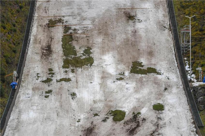 Löcher im Schnee im Landebereich der Hochfirstschanze. Foto: Patrick Seeger/Archiv dpa