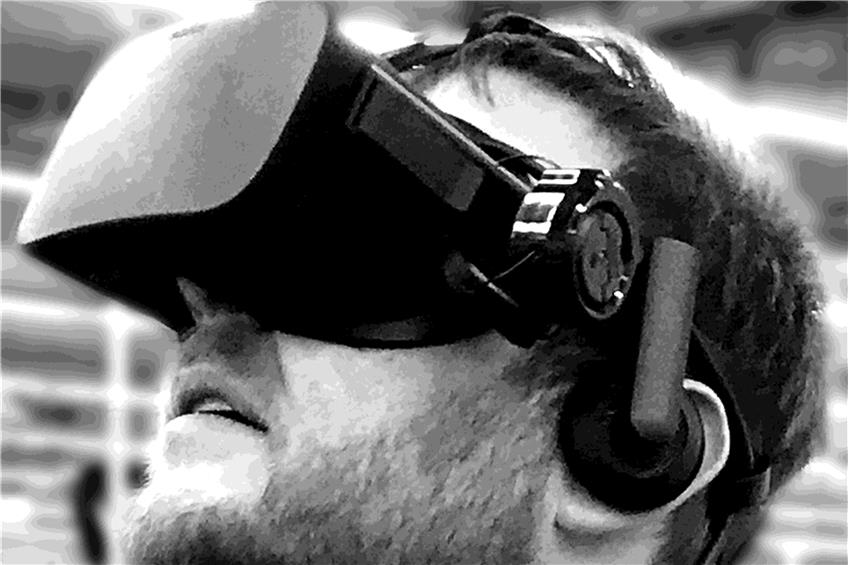 Lorenzo Zimmer mit Virtual-Reality-Brille. 