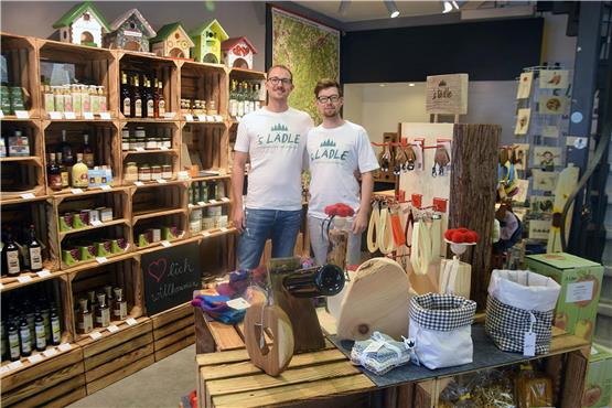 Luis (links) und Florian Kepplinger verkaufen in ihrem neuen Laden am Marktplatz 10, was andere in der Region hergestellt haben. Bild: Monika Schwarz