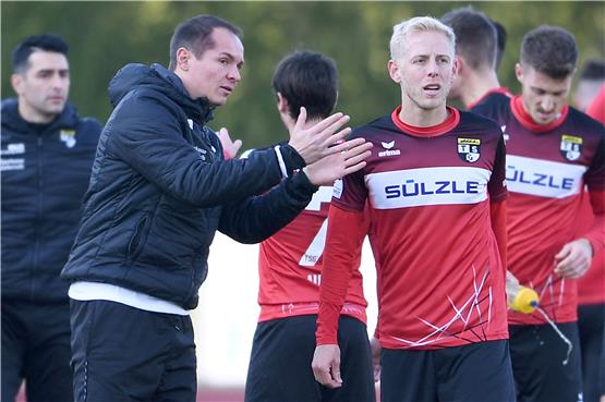 Lukas Foelsch (rechts) im Gespräch mit dem ehemaligen Trainer Bernd Bauer. Bild: Ulmer