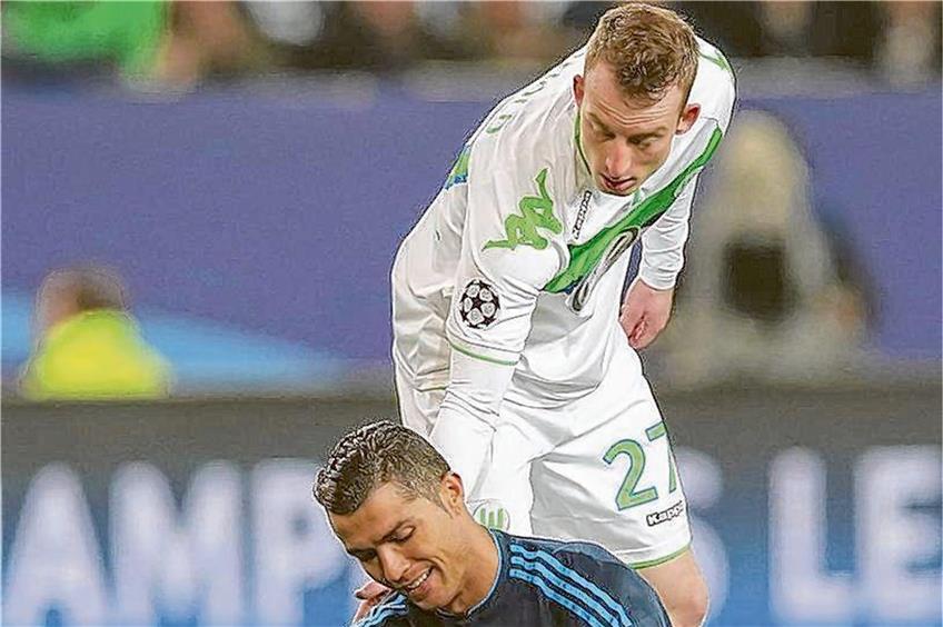 Madrids Weltstar Cristiano Ronaldo (vorne) beklagte sich über die harte Gangart der Gastgeber, der Wolfsburger Maximilian Arnold tröstete ihn. Foto: Imago