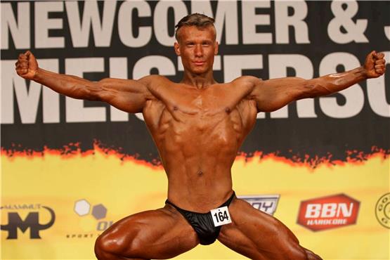 Mag es, seinen gut trainierten Körper auf einer Bühne zu präsentieren: der Bildechinger Bodybuilder Tim Schamaitis. Bilder: Peter Newels