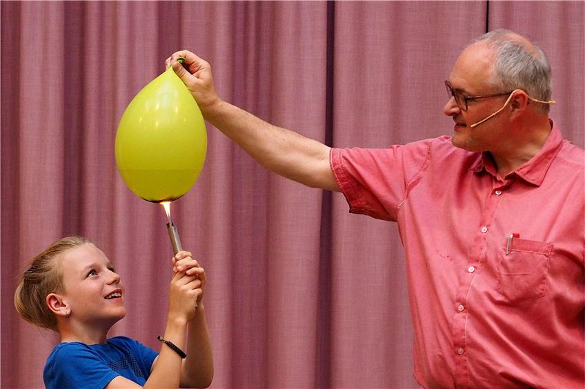 Magie 2: Feuer lässt den Luftballon nicht platzen, wenn er mit Wasser gefüllt ist.