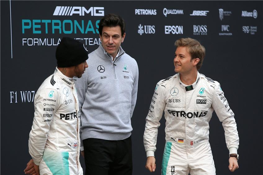 Manager und Vermittler im Silberpfeil-Team: Der Österreicher Toto Wolff (Mitte) zwischen Titelverteidiger Lewis Hamilton und dem WM-Führenden Nico Rosberg (rechts). Foto: dpa