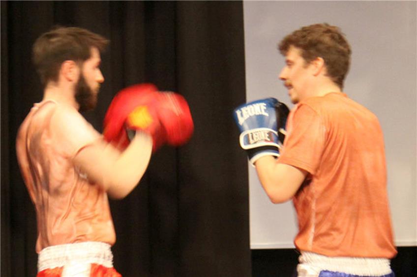 Mann gegen Mann, Faust gegen Faust kämpften die zwei Boxer.