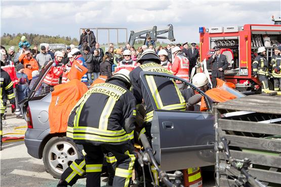 Mann und Kind im Auto eingeklemmt: Das war eines der Szenarien bei der Hauptübung der Feuerwehr Starzach. Bilder: Klaus Stifel