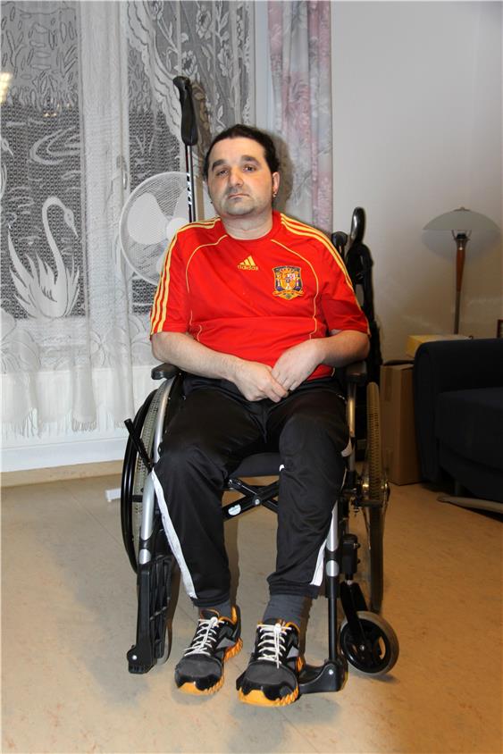Manuel Gil sitzt seit drei Jahren im Rollstuhl. Die linke Körperhälfte ist gelähmt, weshalb der 43-Jährige das Gefährt nur über zwei Greifreifen an der rechten Seite steuern kann. Bild: Priotto