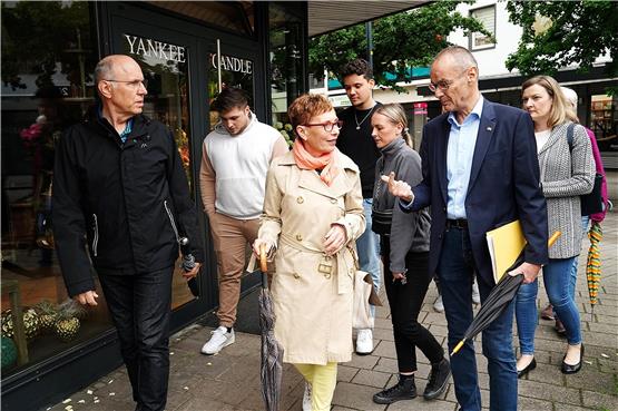 Margarete Rebholz im regen Austausch mit dem FDP-Landtagsabgeordneten Hans Dieter Scheerer. Bild: Karl-Heinz Kuball