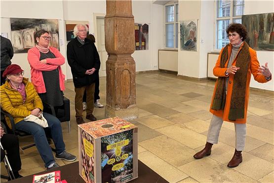 Maria Viktoria Heinrich (rechts) stellte ihre Werke im Foyer des Rathauses vor. Bild: Jana Breuling