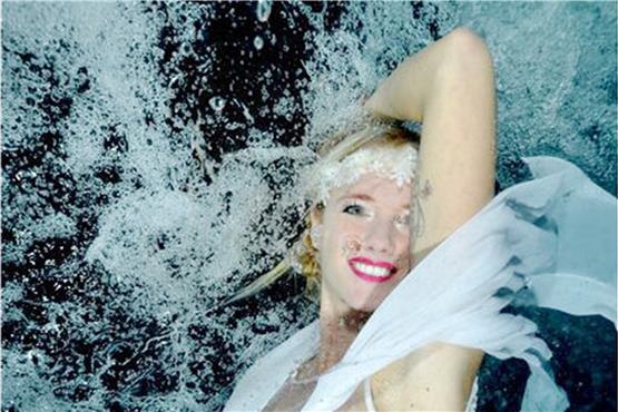 Maritta Krehl stürzt sich beim Sea-Star-Contest auch in ihrem 2000-Euro-Brautkleid ins Wasser. Agenturbild