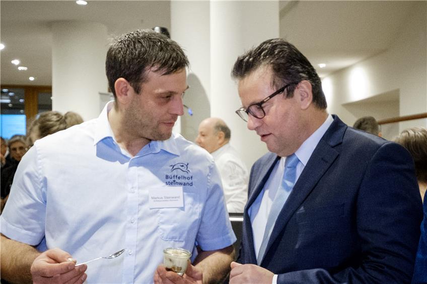 Markus Steinwand (links) zeigt Landwirtschaftsminister Peter Hauk ein Tiramisù mit Frischkäse von Dürrenmettstetter Büffeln.