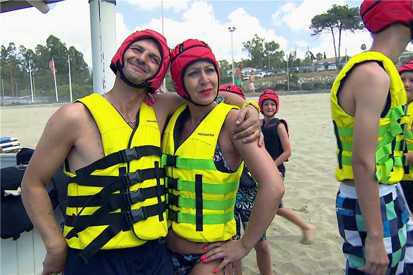 Martin Inci und Simone haben zusammen viel Spaß im Wasser und am Strand. Bild: RTL2