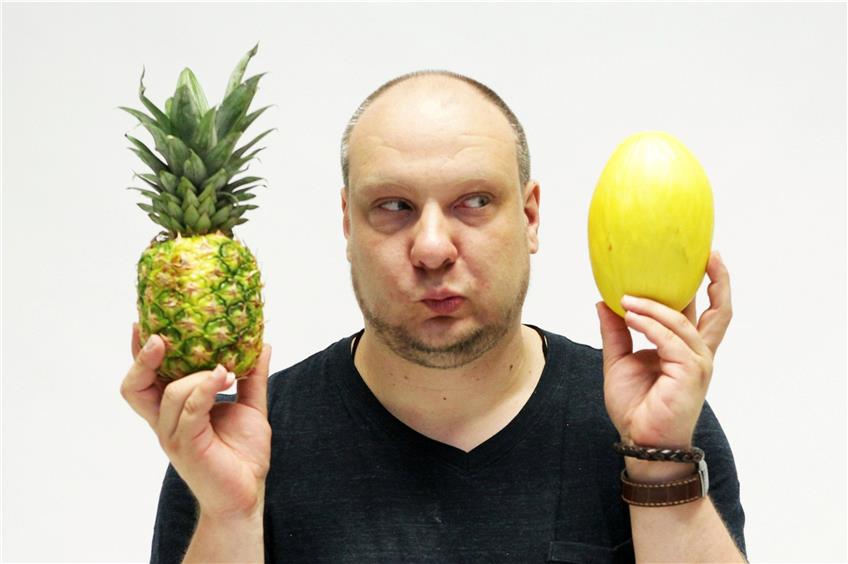 Matthias Jungermann verwendet eine Ananas, um das Gleichnis vom verlorenen Sohn als Objekttheater zu erzählen.Bild: Aidan McEvoy