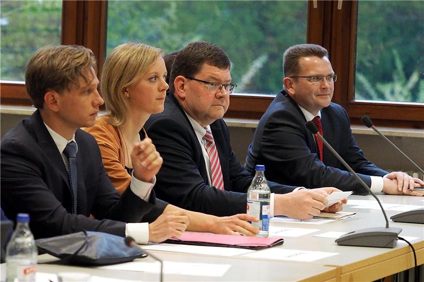 Matthias Kreutzer (mit Freundin), Philipp Rochold und Ralph Zimmermann (von links) bewarben sich um die Stelle des Bürgermeisters. Der Gemeinderat entschied sich am Dienstagabend mit 18 von 31 Stimmen für Zimmermann. Bild: Kuball