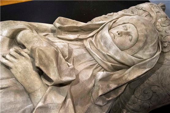 Mechthild gab ihre Grabplatte schon 32 Jahre vor ihrem Tod in Auftrag. Im Sülchgau-Museum ist eine Replik zu sehen, das Original befindet sich auf Mechthilds steinernem Sarkophag in der Tübinger Stiftskirche. Bild: Klaus Franke