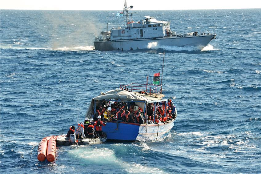 Mehr als 300 Geflüchtete rettete die „Sea Watch“ mit Friedhold Ulonska als Kapitän im Januar dieses Jahres von diesem Holzboot. Alarmiert wurden die privaten Seenotretter von der libyschen Küstenwache, die die Rettungsaktion von ihrem Schiff aus beobachtete. Danach nahmen die Libyer das leere Holzboot in Schlepp Richtung Heimat. Bild: Ulonska