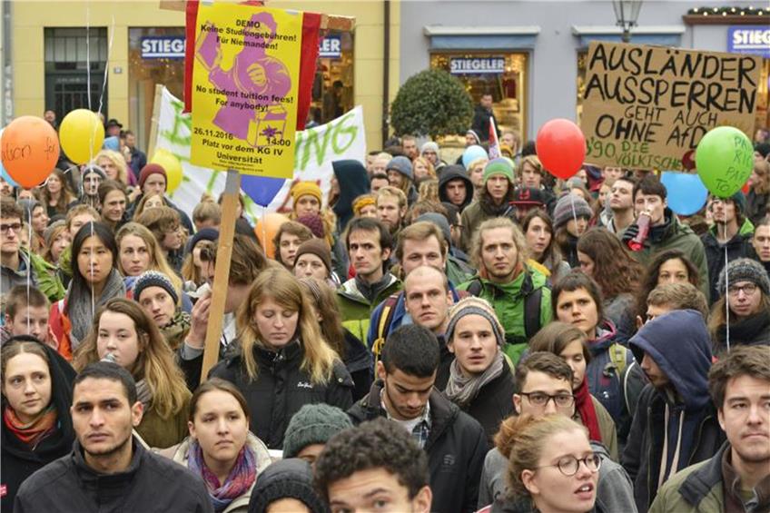 Mehrere hundert Studenten demonstrieren gegen die geplante Einführung von Studiengebühren. Foto: Winfried Rothermel/Archiv dpa/lsw